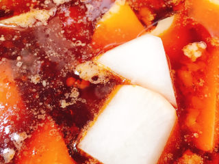 18、牛腩萝卜汤,放入白萝卜