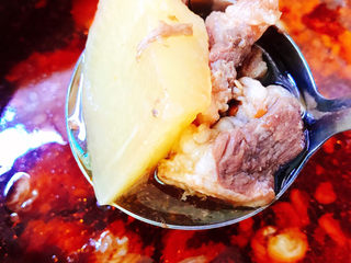 19、牛腩萝卜汤,大火烧开后转中小火煲20–30分钟