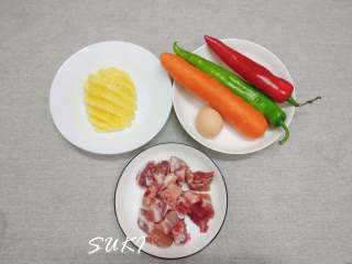 1、菠萝甜酸排骨,准备原料