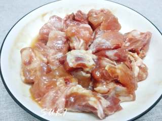 3、菠萝甜酸排骨,排骨斩块洗净，加入白胡椒粉，盐，料酒，蚝油，生抽，油；拌匀，腌制半小时