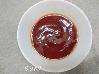 5、菠萝甜酸排骨,调甜酸酱料：加入番茄酱，料酒，白醋，蚝油，白糖，搅匀备用