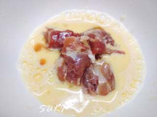 7、菠萝甜酸排骨,倒入排骨，使排骨表面挂满鸡蛋淀粉浆