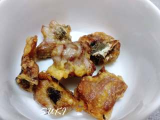 11、菠萝甜酸排骨,复炸后的排骨捞起沥干油备用