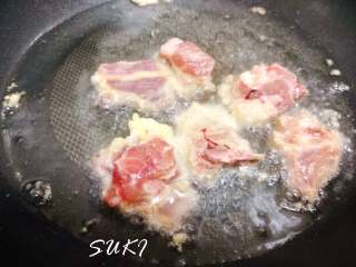 9、菠萝甜酸排骨,放入排骨炸至金黄