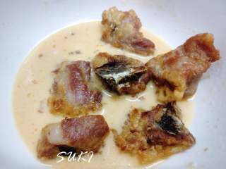 10、菠萝甜酸排骨,第一次炸至浅金黄色即可，炸好的排骨重新挂满鸡蛋淀粉浆，二次复炸