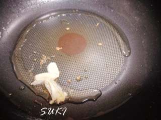 12、菠萝甜酸排骨,锅里留少许油，放入蒜头煸香