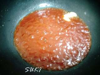 13、菠萝甜酸排骨,倒入调好的酱料，大火炒香