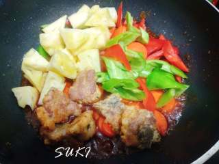 14、菠萝甜酸排骨,倒入所有材料翻炒至均匀挂满酱汁即可收火装碟