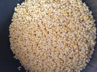 1、蔓越莓绿豆糕,绿豆提前3小时泡发，中途换两次水。