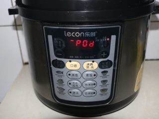 2、蔓越莓绿豆糕,放入电压力锅中，加入适量水，以刚刚没过绿豆为宜，选择煮饭功能。