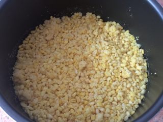 3、蔓越莓绿豆糕,煮熟的绿豆。