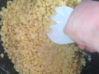 4、蔓越莓绿豆糕,煮熟的绿豆用铲子碾压成泥。