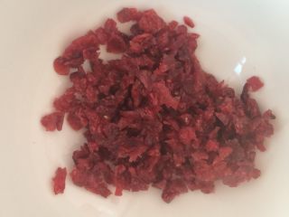 7、蔓越莓绿豆糕, 蔓越莓切碎。