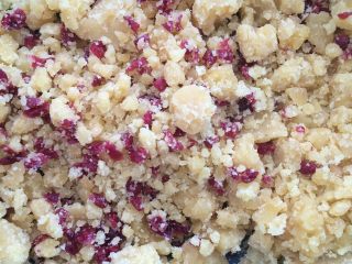 8、蔓越莓绿豆糕,将蔓越莓碎与豆沙混合均匀。