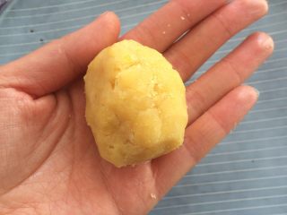 9、蔓越莓绿豆糕,将豆沙分成50g一份。