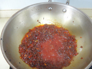 7、湖南麻辣小龙虾,再把香油豆瓣酱和郫县豆瓣酱加入炒出红油