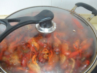 11、湖南麻辣小龙虾,盖上大火煮开后转中小火煮熟透