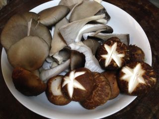 1、简版串串香辣火锅,香菇、平菇去根洗净