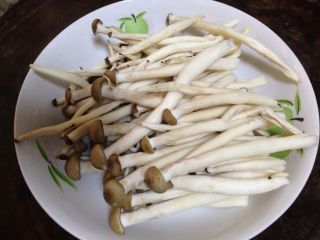 2、简版串串香辣火锅,蟹味菇洗净掰散