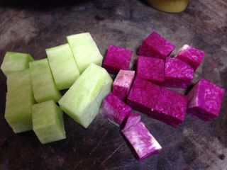 3、简版串串香辣火锅,萝卜去皮切丁