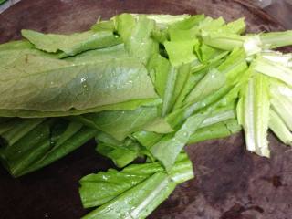 6、简版串串香辣火锅,油麦洗净切段