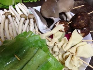 7、简版串串香辣火锅,各种食材随意用竹签串串