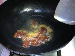 8、简版串串香辣火锅,热锅凉油加入郫县豆瓣酱炒出红油