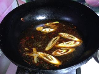 9、简版串串香辣火锅,加入葱段、姜片、大料、料酒