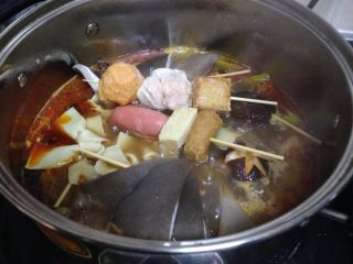 11、简版串串香辣火锅,把食材放入锅中煮熟即可食用