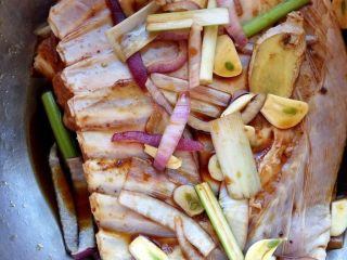 2、土豆烤羊排,腌制:将酱汁刷在羊排上,腌制1-2小时,中途补刷几次酱汁