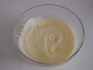 4、荔枝杨梅雪糕,打发至出现纹理