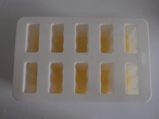 7、荔枝杨梅雪糕,准备好模具，挤入模具内，入冰箱冷冻半小时