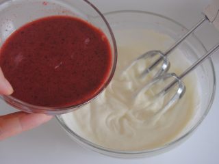 9、荔枝杨梅雪糕, 往剩余的淡奶油里倒入杨梅汁