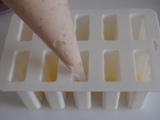 11、荔枝杨梅雪糕,装入裱花袋，挤入模具内2/3处