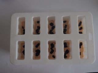 12、荔枝杨梅雪糕,放入适量的蓝莓和加州葡萄干