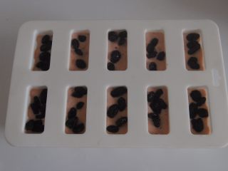 14、荔枝杨梅雪糕,再放一层加州葡萄干