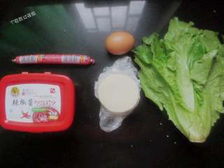 1、饺子皮也能烙出鸡蛋灌饼,准备食材