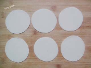 2、饺子皮也能烙出鸡蛋灌饼,案板上放上6张饺子皮