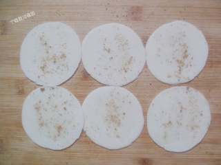 3、饺子皮也能烙出鸡蛋灌饼,抹点油，撒点椒盐粉