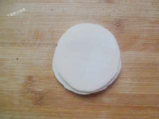 4、饺子皮也能烙出鸡蛋灌饼,六个饺子皮叠在一起