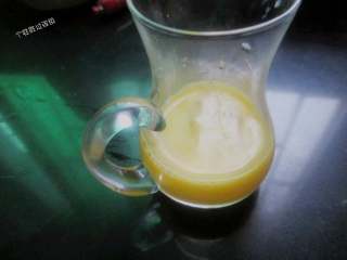 5、饺子皮也能烙出鸡蛋灌饼,一枚鸡蛋加点盐打散