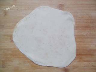 6、饺子皮也能烙出鸡蛋灌饼,用擀面杖擀成一张大薄饼