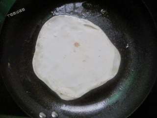 7、饺子皮也能烙出鸡蛋灌饼,平底锅刷油，放入薄饼，小火煎至两面略呈金黄色