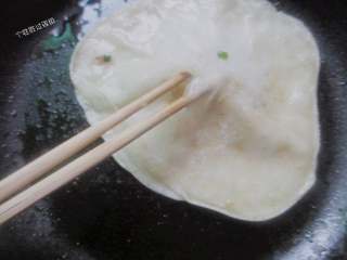 8、饺子皮也能烙出鸡蛋灌饼,这时饼皮会稍稍鼓起～用筷子在鼓起的地方戳个小洞