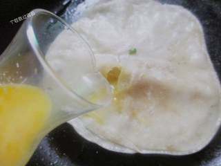 9、饺子皮也能烙出鸡蛋灌饼,倒入鸡蛋液