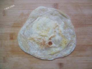 11、饺子皮也能烙出鸡蛋灌饼,煎好的鸡蛋灌饼趁热拿到案板上