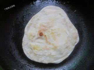 10、饺子皮也能烙出鸡蛋灌饼,继续煎至鸡蛋熟透就可以出锅了