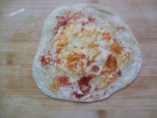 12、饺子皮也能烙出鸡蛋灌饼,刷上自己喜欢的酱料