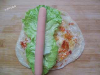 13、饺子皮也能烙出鸡蛋灌饼,码上生菜、火腿肠等食材