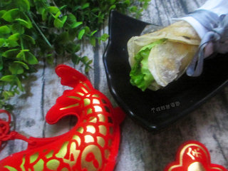 15、饺子皮也能烙出鸡蛋灌饼,做好的鸡蛋灌饼，一定要趁热吃，因为这个时候的口感最好，外皮酥脆，内瓤松软